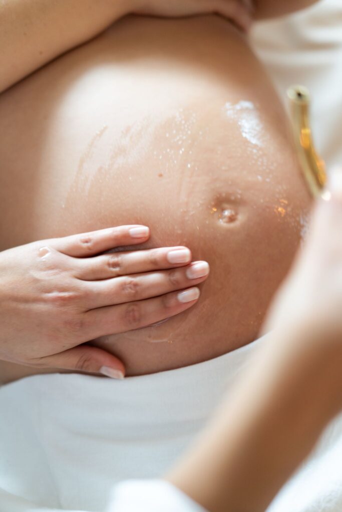 Schwangerenmassage (Garbhini Abhyanga) – Sanfte Massage des Babybauchs mit warmem Öl zur Entspannung in der Schwangerschaft.