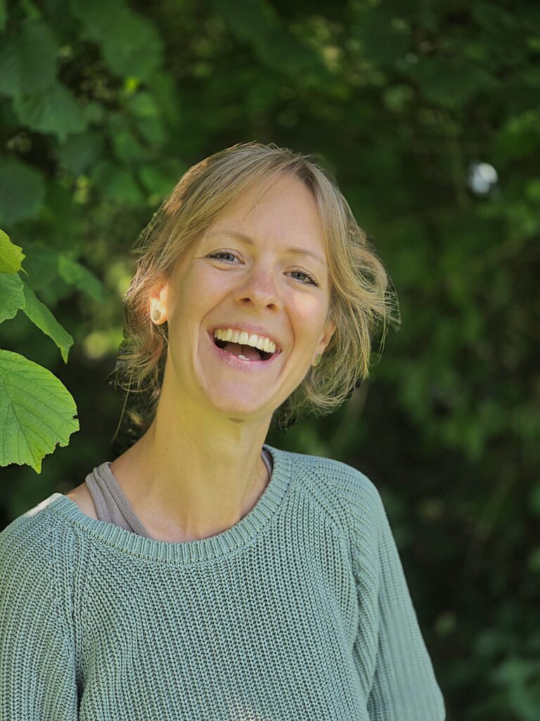 Nadine Sauter – Yogalehrerin für Schwangerschaftsyoga, Rückbildung und Frauenkreise lächelt herzlich